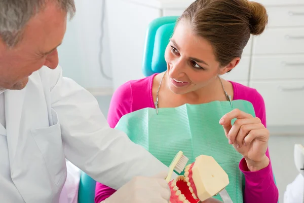 Wyjaśniając zębów dentysta — Zdjęcie stockowe
