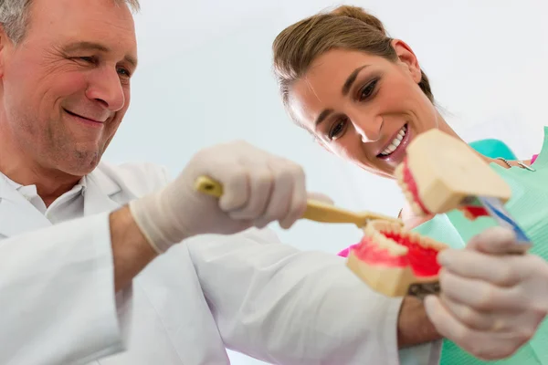 Dentist explaining teeth — Stock Photo, Image