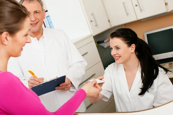 Patient in reception area of — Stock Photo, Image