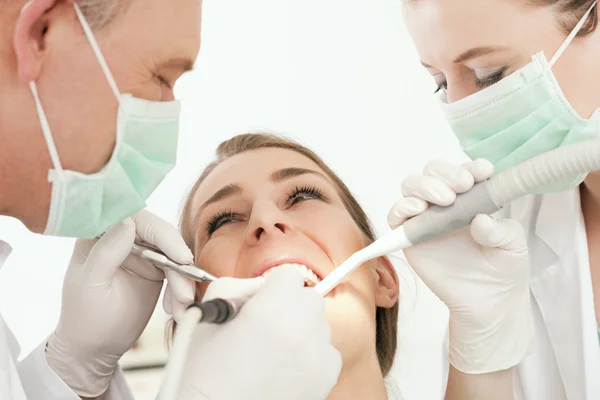 Patientin mit Zahnarzt und — Stockfoto