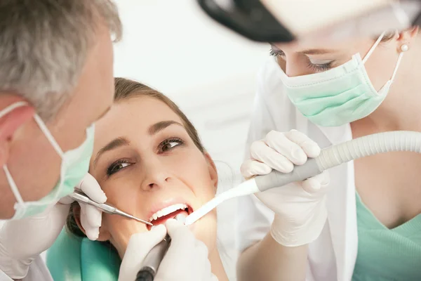 Pacientka se zubařem a — Stock fotografie