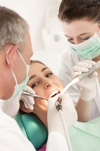 Vrouwelijke patiënt met tandarts en — Stockfoto
