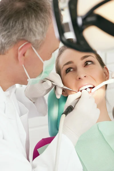 Pacientka se zubařem a — Stock fotografie