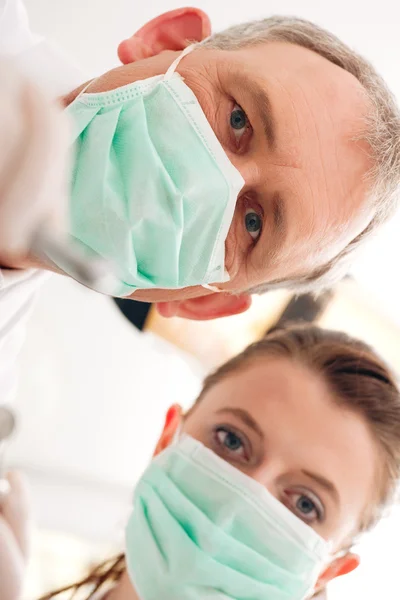 Tandheelkundige behandeling met tandarts — Stockfoto
