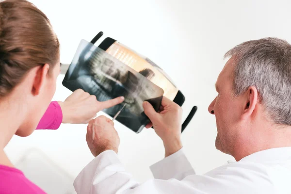 Dentista explicando os detalhes de — Fotografia de Stock