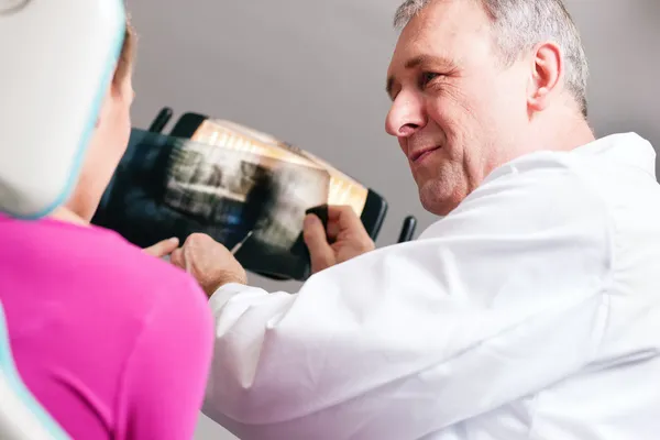 Стоматолог пояснює деталі — стокове фото