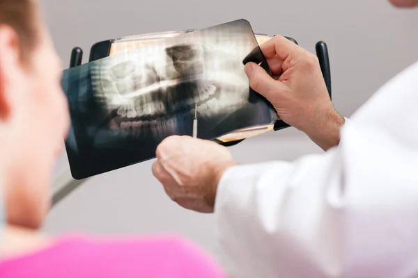 Zahnarzt erklärt die Details der — Stockfoto