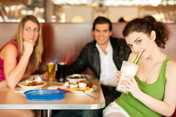 Tre vänner i en restaurang eller — Stockfoto