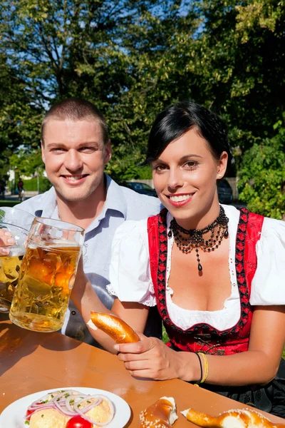 Para w tradycyjnym bawarskim — Zdjęcie stockowe