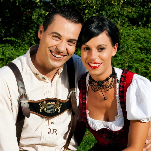 Cuplu în bavareză tradițională — Fotografie, imagine de stoc