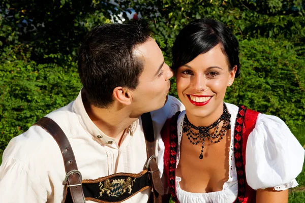 Пара в традиційний баварський — стокове фото
