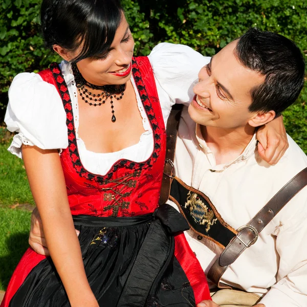 Paar in traditionellem Bayerisch — Stockfoto
