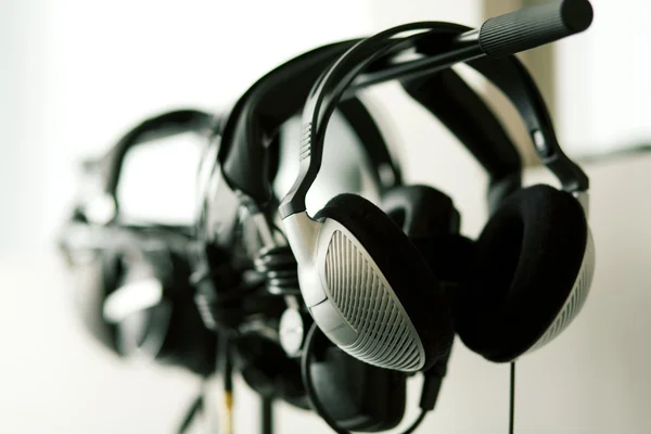 Um conjunto de fones de ouvido estúdio — Fotografia de Stock