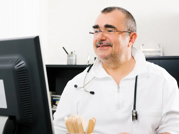 Medical doctor doing some — Stock Photo, Image