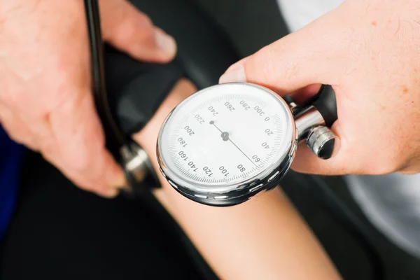 Doctor measuring blood — Stok fotoğraf