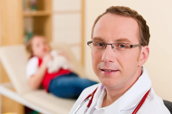 Pediatrician in his surgery is — Stockfoto