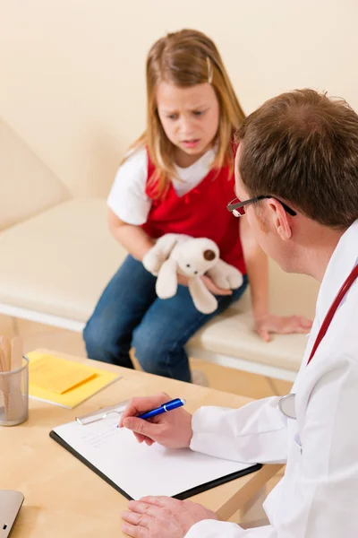Kinderarzt untersucht seine — Stockfoto