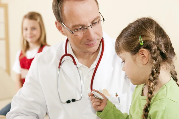 Läkare - barnläkare - med en — Stockfoto