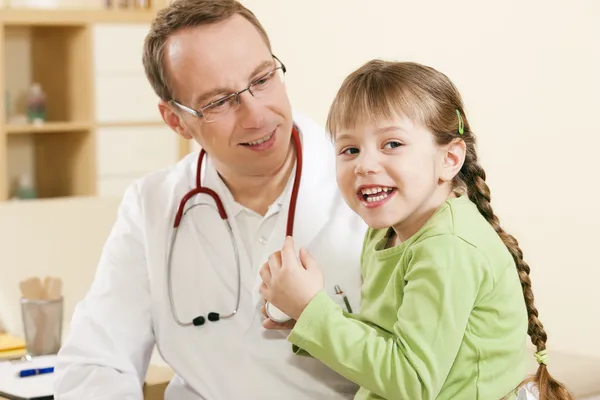 Médico - Pediatra - com um — Fotografia de Stock