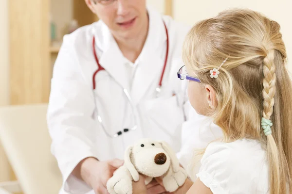 Medico - pediatra - con un — Foto Stock