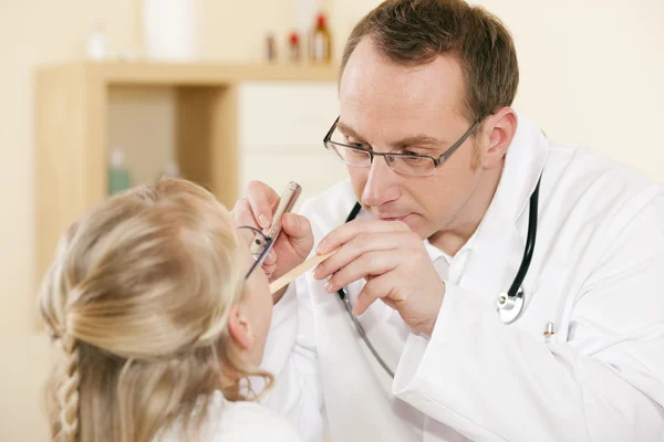 Arzt - Kinderarzt - mit einem — Stockfoto