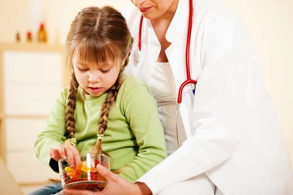 Médica pediatra feminina — Fotografia de Stock