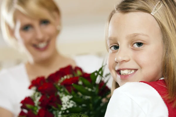 Dziecko dziewczynka, dając jej kwiaty — Zdjęcie stockowe