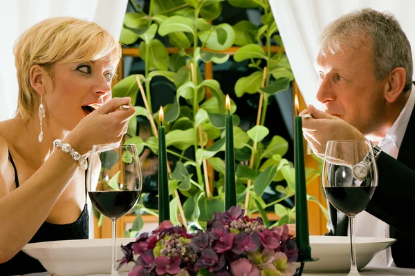 Ouder paar eten romantisch — Stockfoto