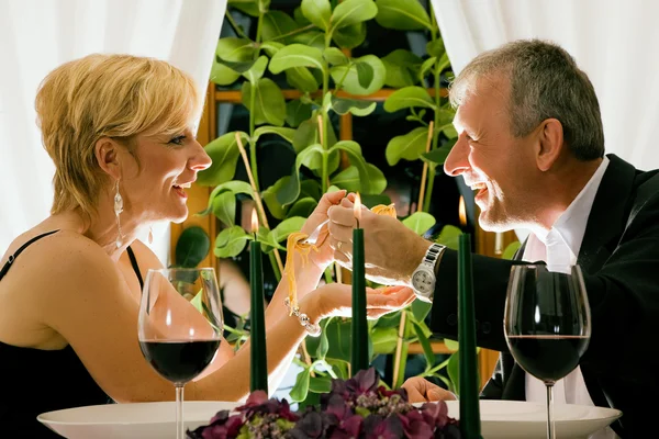 Starsza para romantyczny jedzenie — Zdjęcie stockowe