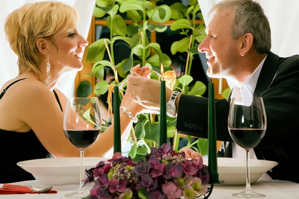 Ältere Paare essen romantisch — Stockfoto