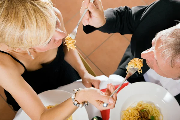 Ältere Paare essen romantisch — Stockfoto