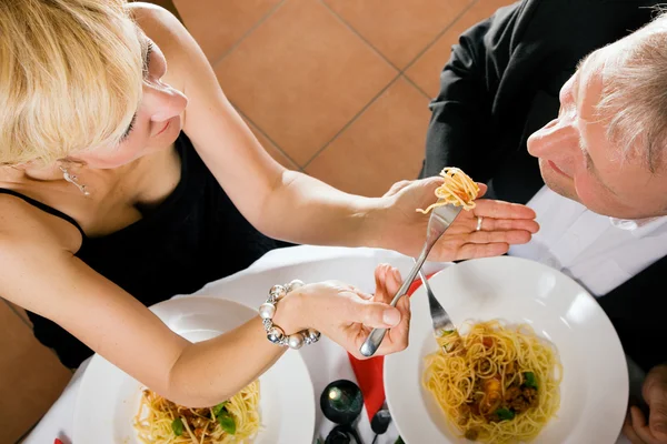 Casal maduro comer romântico — Fotografia de Stock