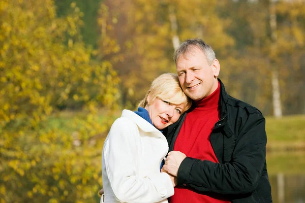 Äldre par djupt förälskad — Stockfoto