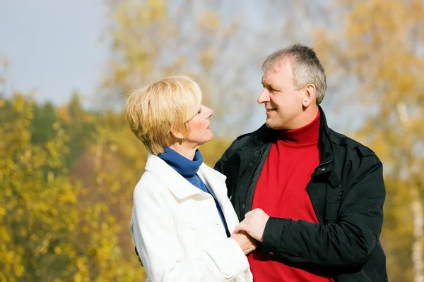Ouder paar diep in liefde — Stockfoto