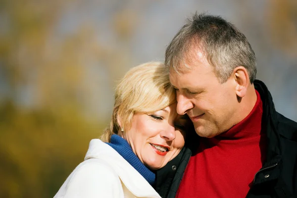 Ouder paar diep in liefde — Stockfoto