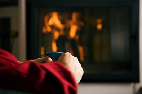 Hot drink in front of fireplace — Stock Photo, Image
