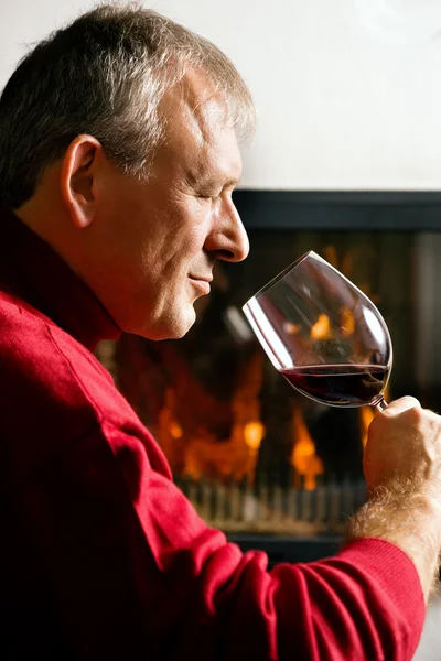 Volwassen man genieten van een glas — Stockfoto