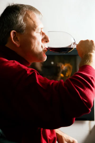 Hombre maduro disfrutando de una copa de — Foto de Stock