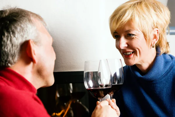 Paar trinkt Rotwein — Stockfoto