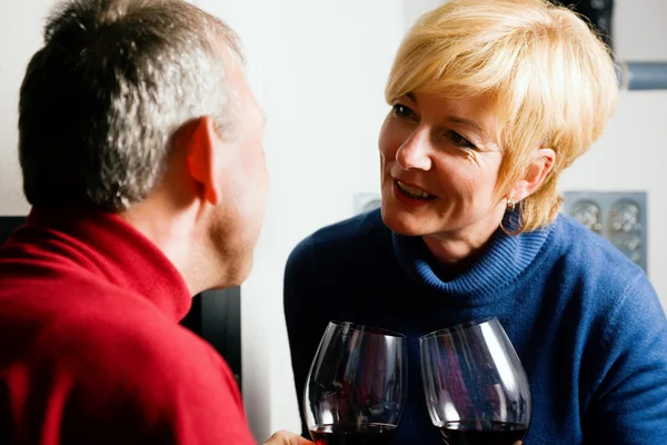 Couple buvant du vin rouge — Photo