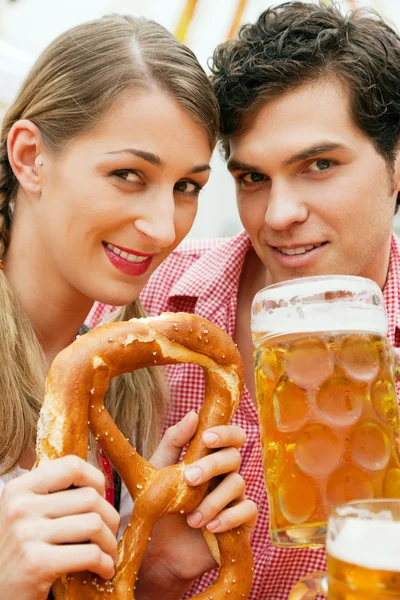 Couple en allemand traditionnel — Photo
