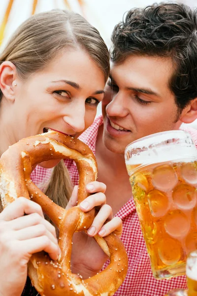 Paar in traditionele Duitse — Stockfoto