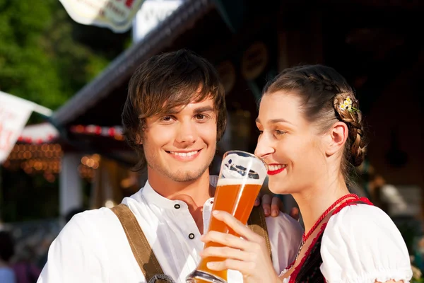 Para w tradycyjnym bawarskim — Zdjęcie stockowe