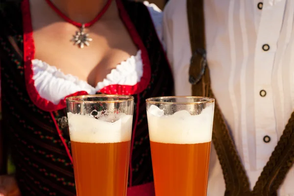 Casal em bávaro tradicional — Fotografia de Stock