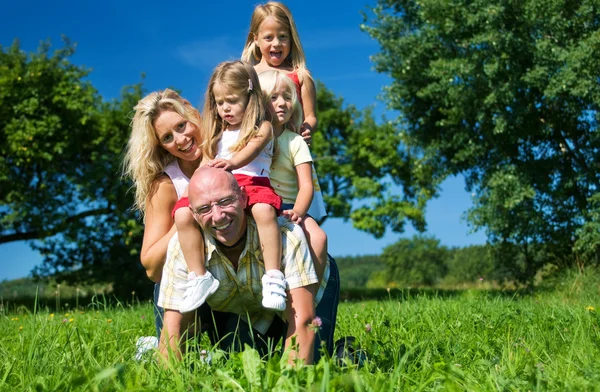 Очень счастливая семья с тремя детьми — стоковое фото