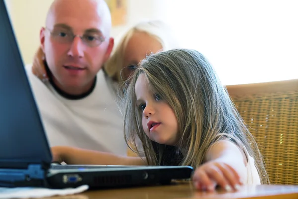 Отец учит свою дочь — стоковое фото