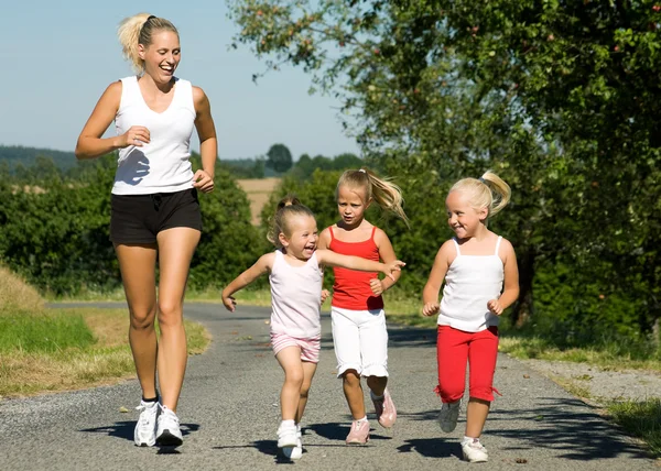 Een jonge moeder met joggen — Stockfoto