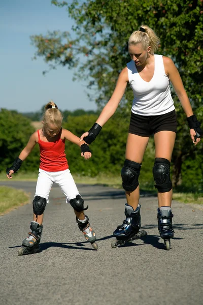 Una madre joven patinaje sobre ruedas — Foto de Stock