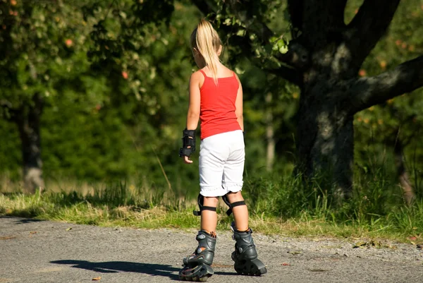 Νεαρό κορίτσι με πατίνια, — Φωτογραφία Αρχείου