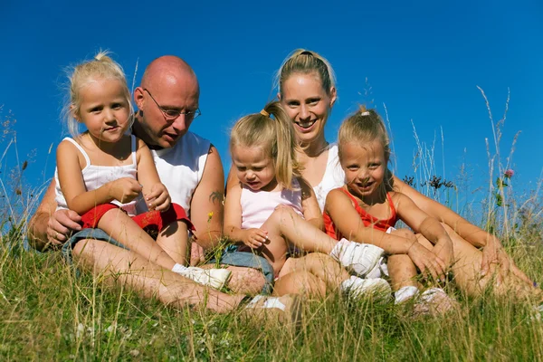 Glückliche Familie sitzt in einem — Stockfoto